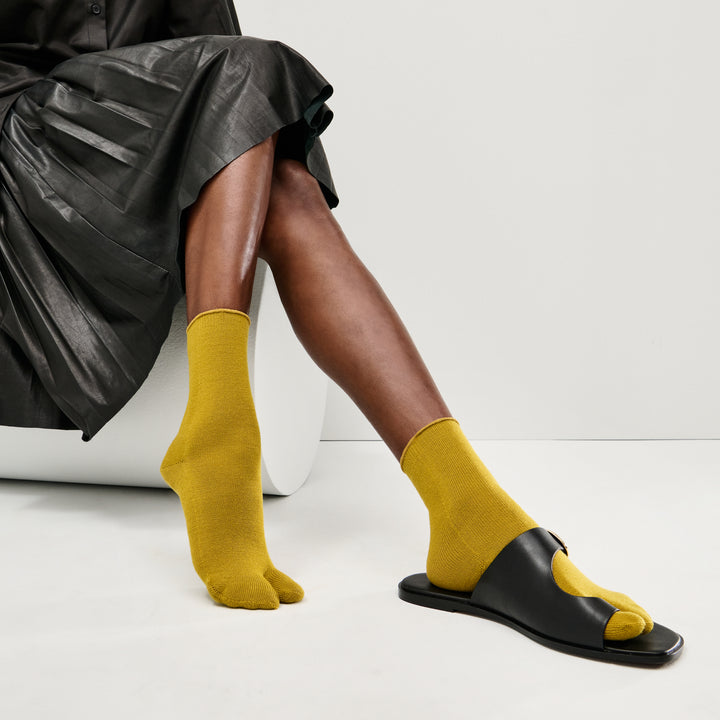 Super Extra Fine Merino Tabi Crew Socks - DullYellow (WOMEN)