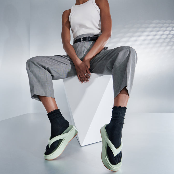 Loose-Fit Cotton Toe Crew Socks - Black (WOMEN)