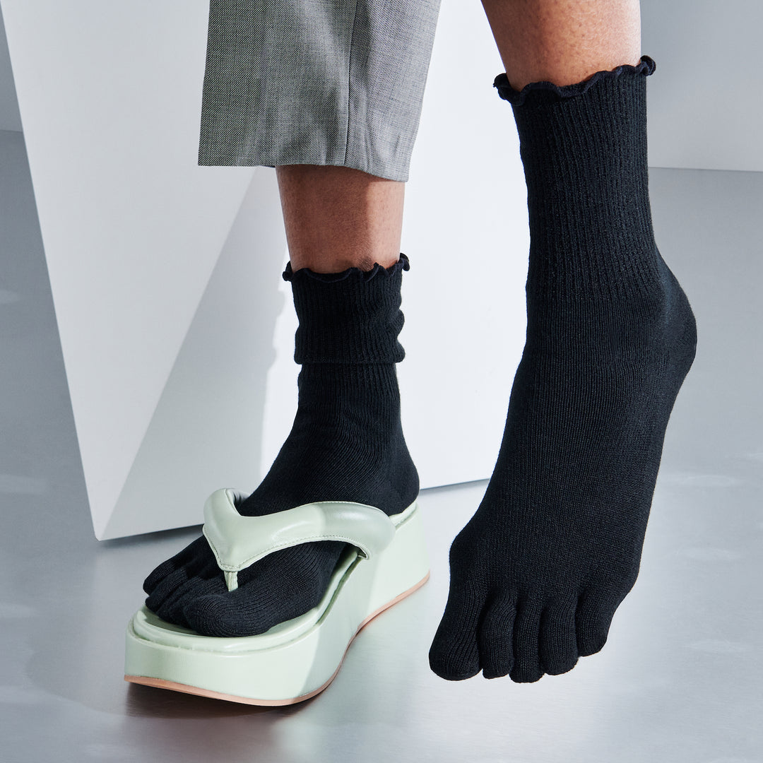 Loose-Fit Cotton Toe Crew Socks - Black (WOMEN)