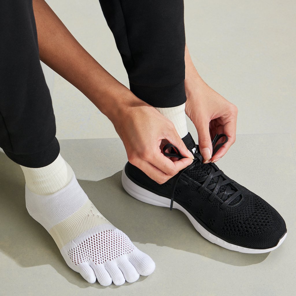 Signature Run Toe Crew Socks - White (WOMEN)