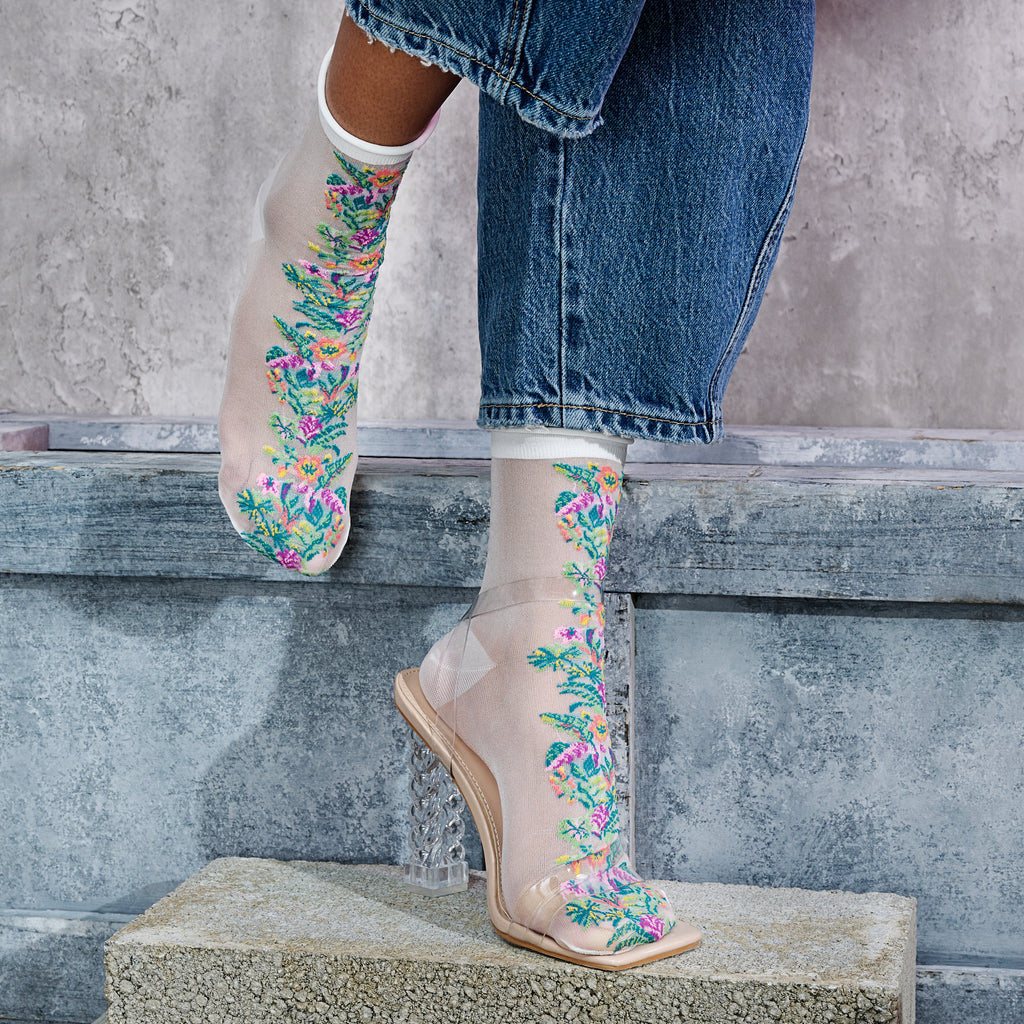 Tabio Women's Front Floral Sheer Crew Socks – Japanese Socks Tabio USA