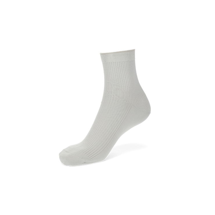 Tabio USA on X: White socks are a classic because they are so easy to pair  with any outfit! 🤍 Here are just a few of the endless outfits you can make