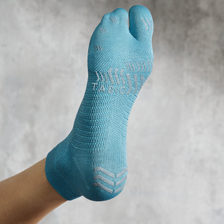 Women's TABIO SPORTS Signature Run Tabi (Big-Toe, Split-Toe, Two-Toe) Socks  – Japanese Socks Tabio USA