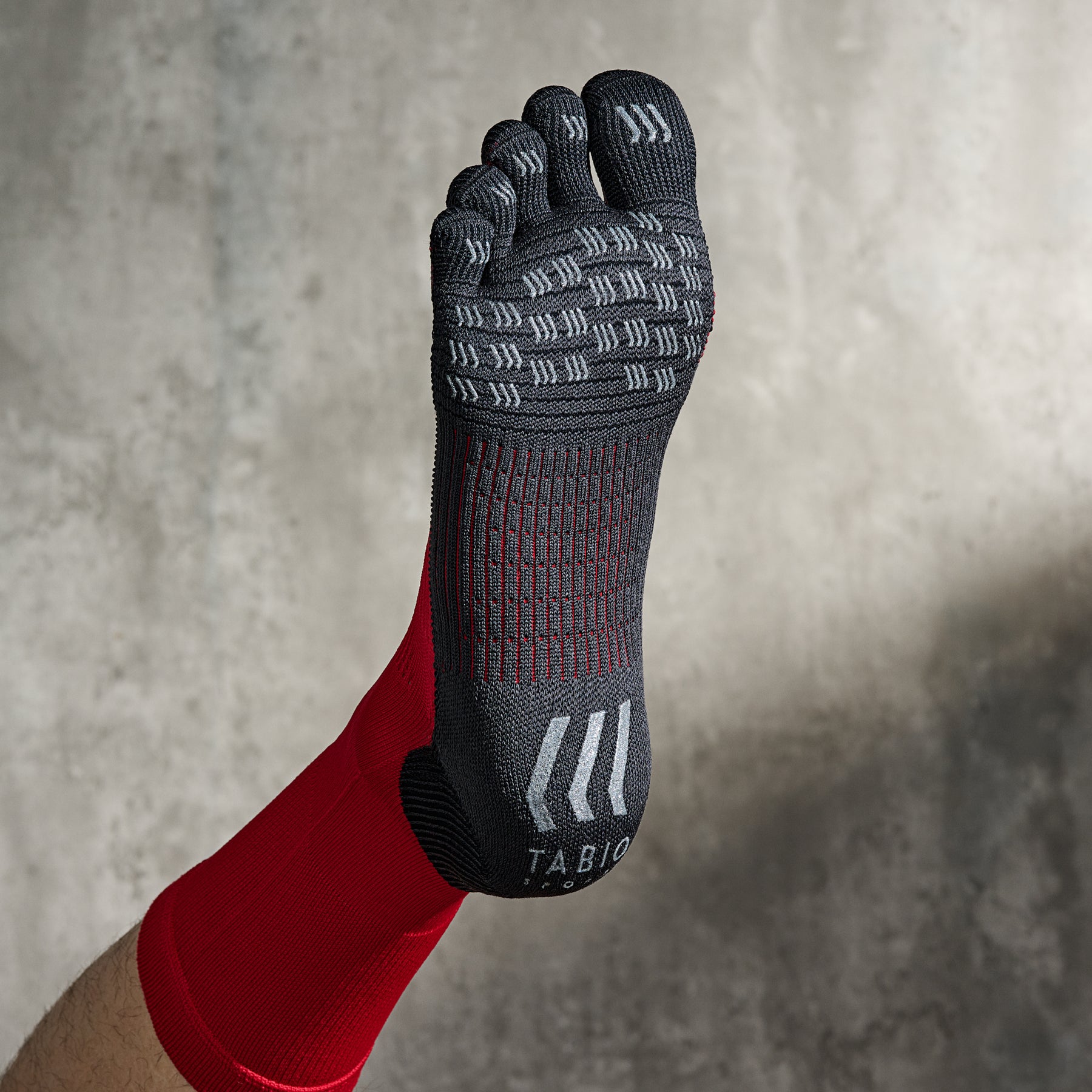 Tabio Sports Men's Soccer/Football Toe Crew Socks - 3-D Knitting